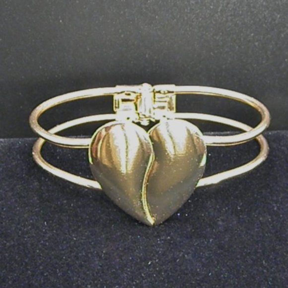 Gorgeous 18k gold plated Heart Bangle - Picture 2 of 9